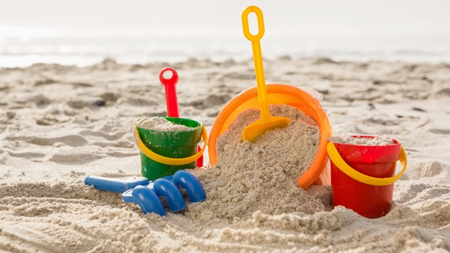 Gros plan sur une plage ensoleillée, symbolisant la chaleur et les longues journées de l’été.