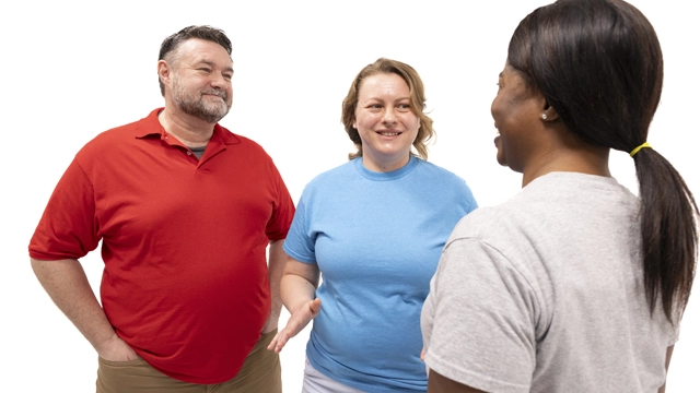Trois personnes heureuses et souriantes parlent des bienfaits de l’exercice physique pour la santé physique et mentale.