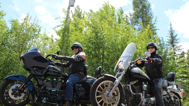Deux motocyclistes, côte à côte, représentent l’importance de connaître les premiers soins à apporter à des motocyclistes en cas d’accident.