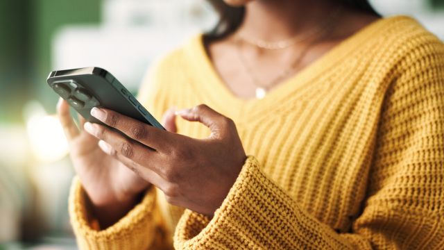 Une personne tenant un téléphone portable