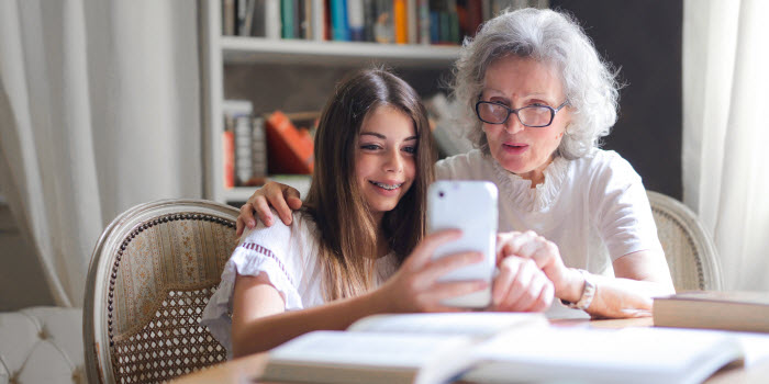 La fille montre quelque chose sur le téléphone portable