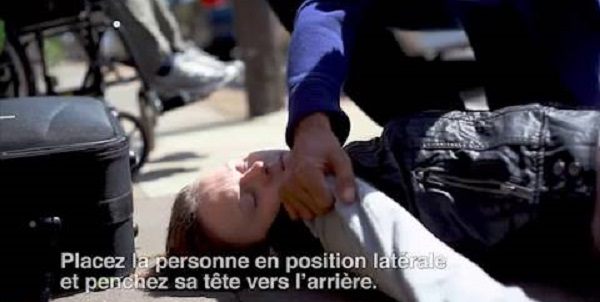 Premiers soins à une personne inconsciente qui respire encore