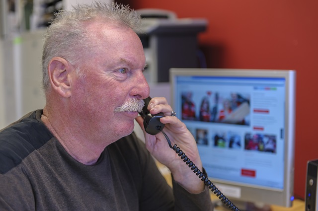 homme au bureau parlant au téléphone