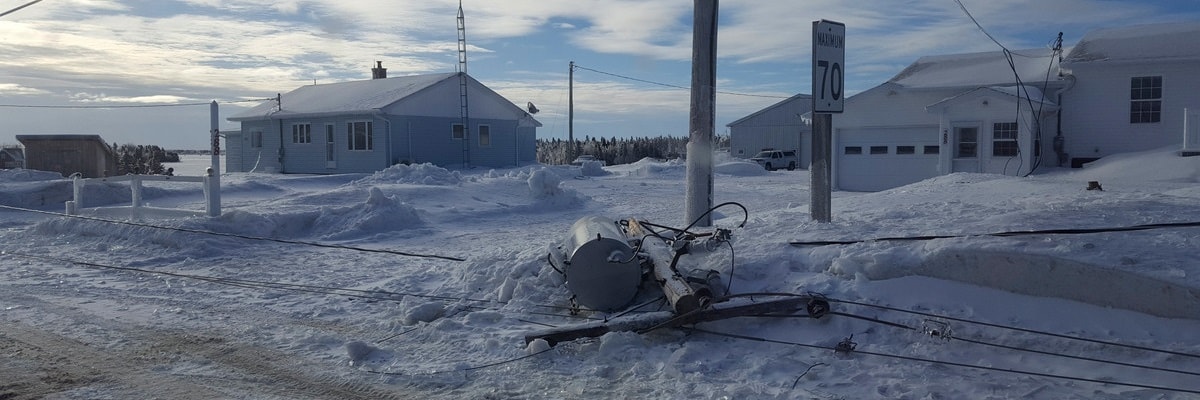 Un poteau de puissance abattu en hiver