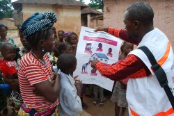 Des patients quittent le centre de traitement d’Ebola établi par la Croix-Rouge canadienne à Kenema, en Sierra Leone.